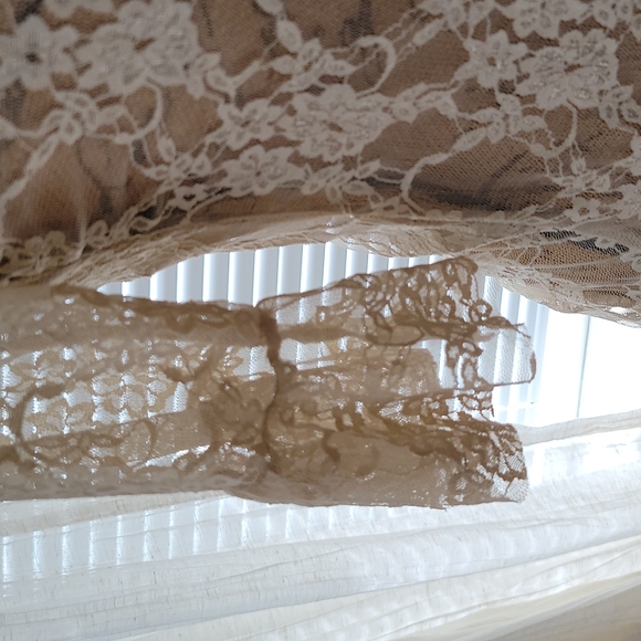 Lilypad Lace Blouse - Picture 2 of 5